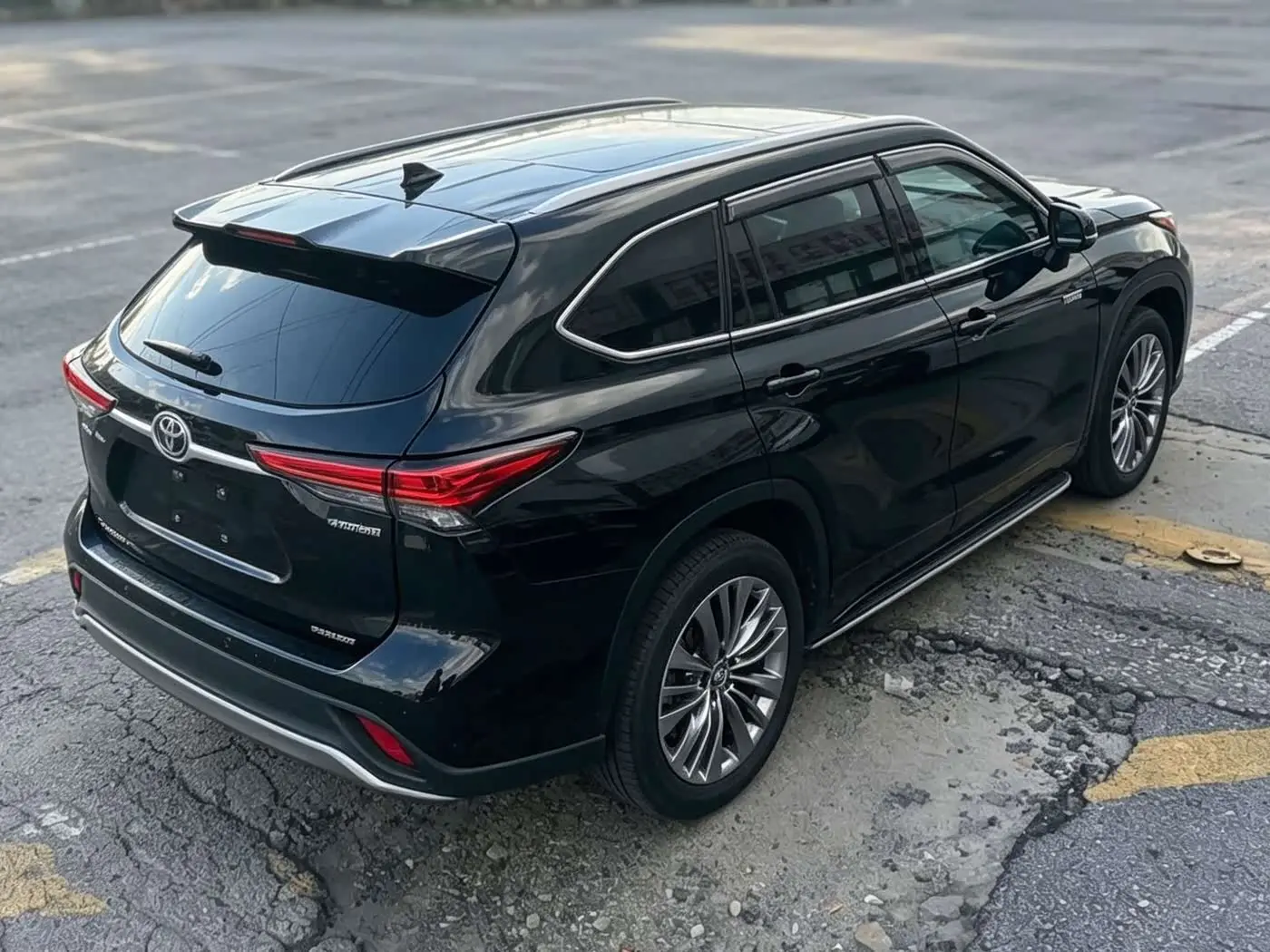 Toyota Highlander 2023 — Photo 4/10