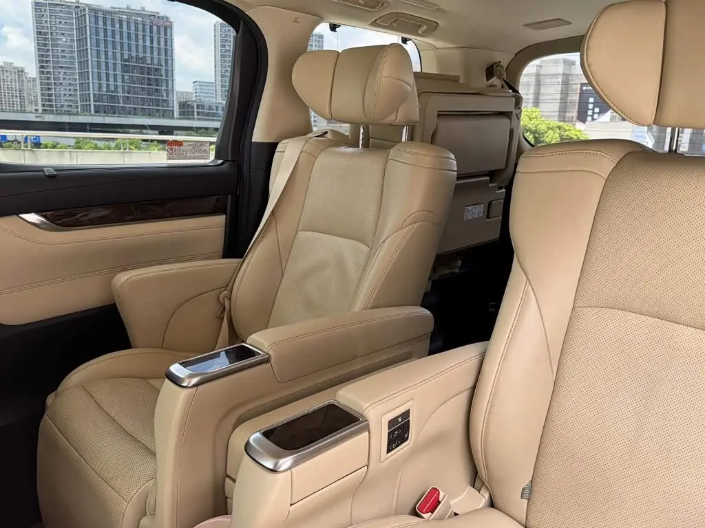 Toyota Alphard 2018 — Photo 17/18