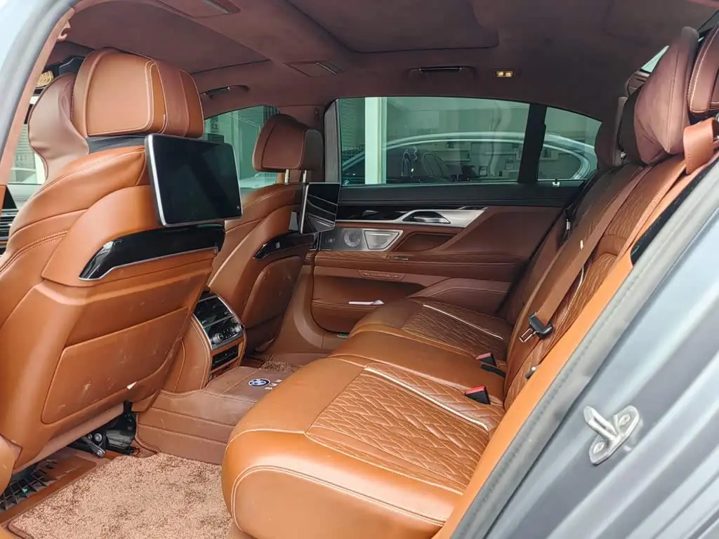 BMW 7 Series 2021 — Photo 8/9