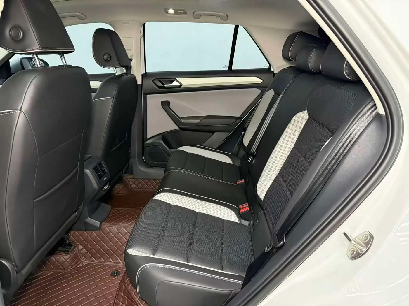 Volkswagen T-ROC 2023 — Photo 13/20
