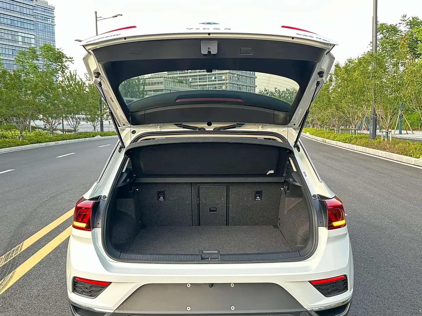 Volkswagen T-ROC 2023 — Photo 10/18
