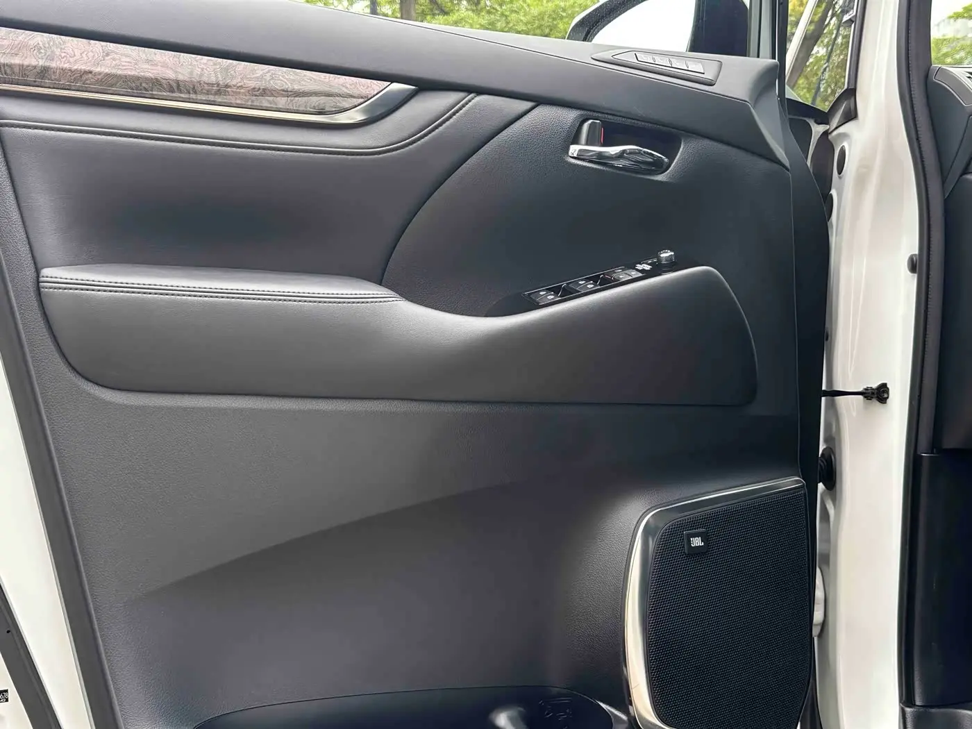 Toyota Alphard 2020 — Photo 17/20
