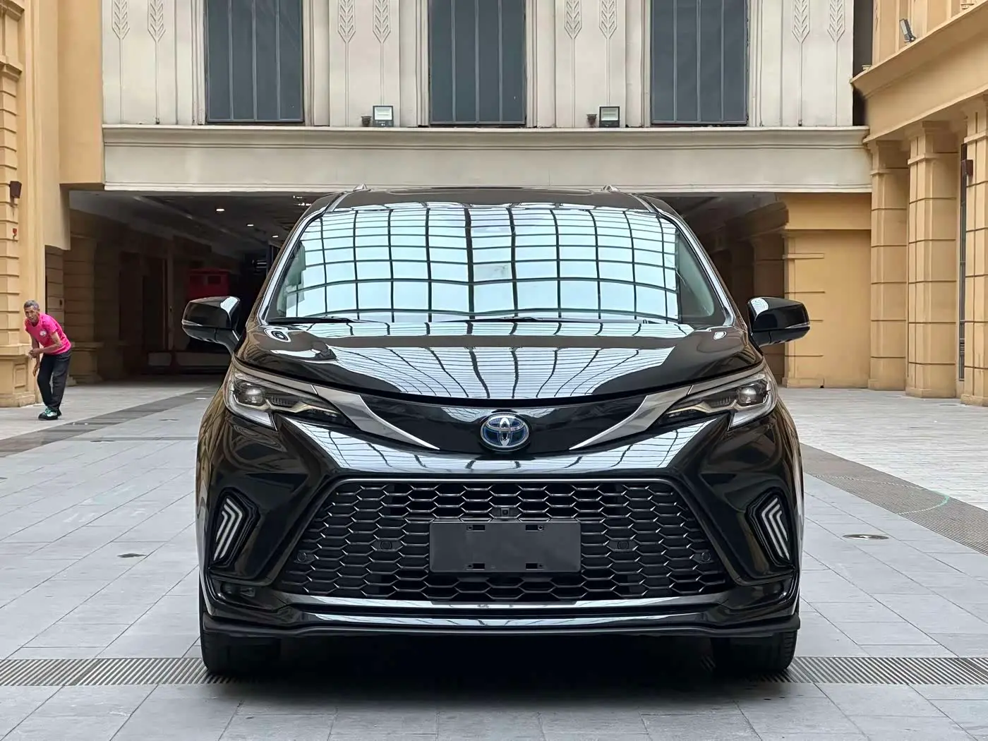 Toyota Granvia 2023 — Photo 2/18