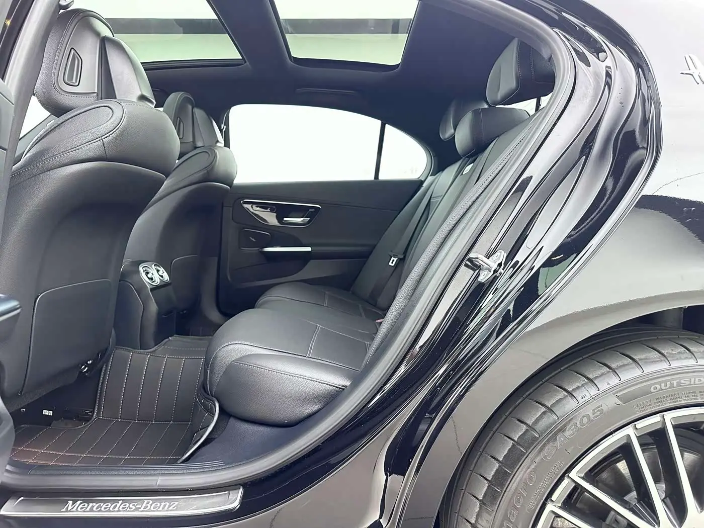 Mercedes-Benz C-Class 2023 — Фото 8/15