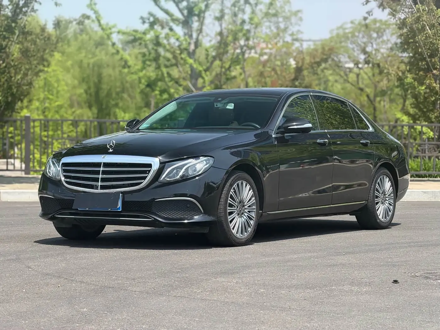 Mercedes-Benz E-Class 2020 — Photo 1/18