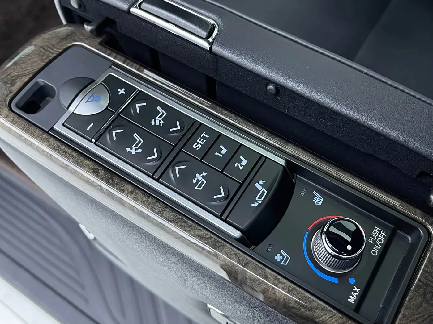 Toyota Alphard 2022 — Photo 11/12