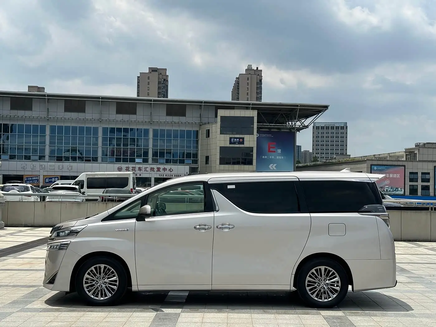Toyota Vellfire 2020 — Photo 5/13
