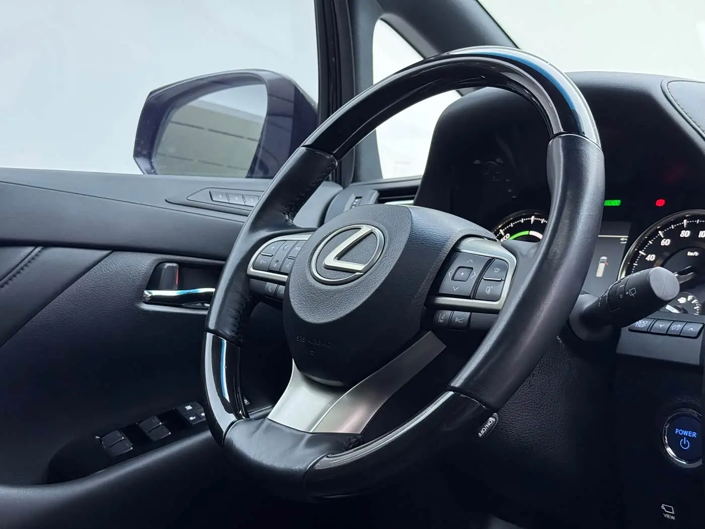 Lexus LM 2023 — Photo 13/17