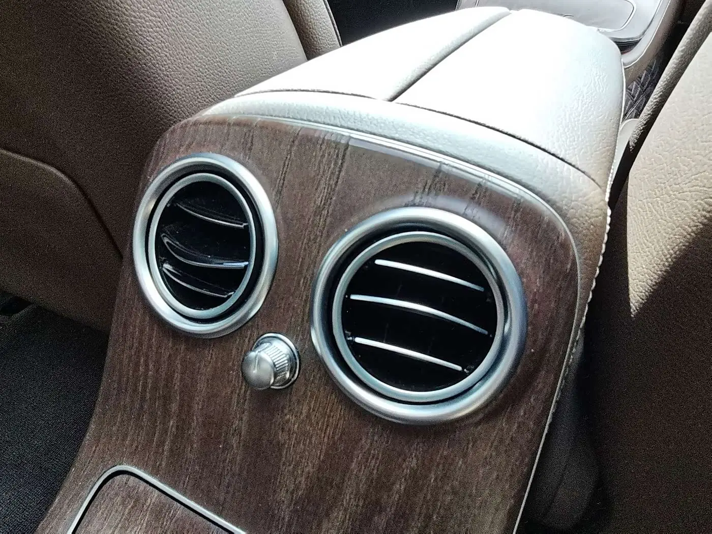 Mercedes-Benz E-Class 2023 — ფოტო 19/20