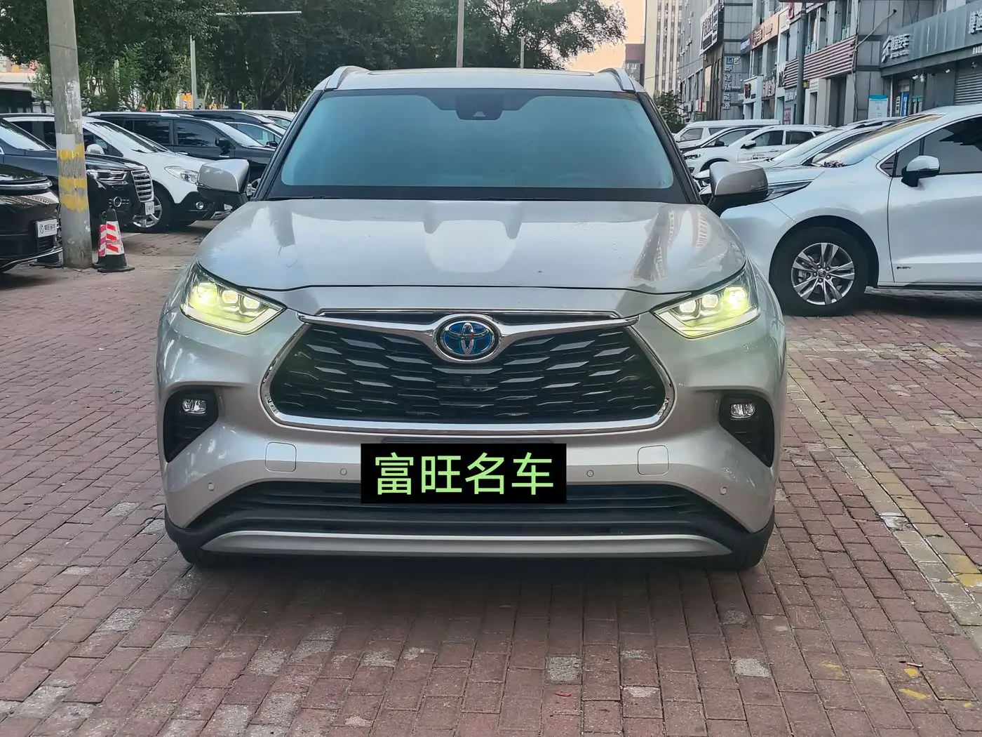 Toyota Highlander 2021 — Photo 2/20
