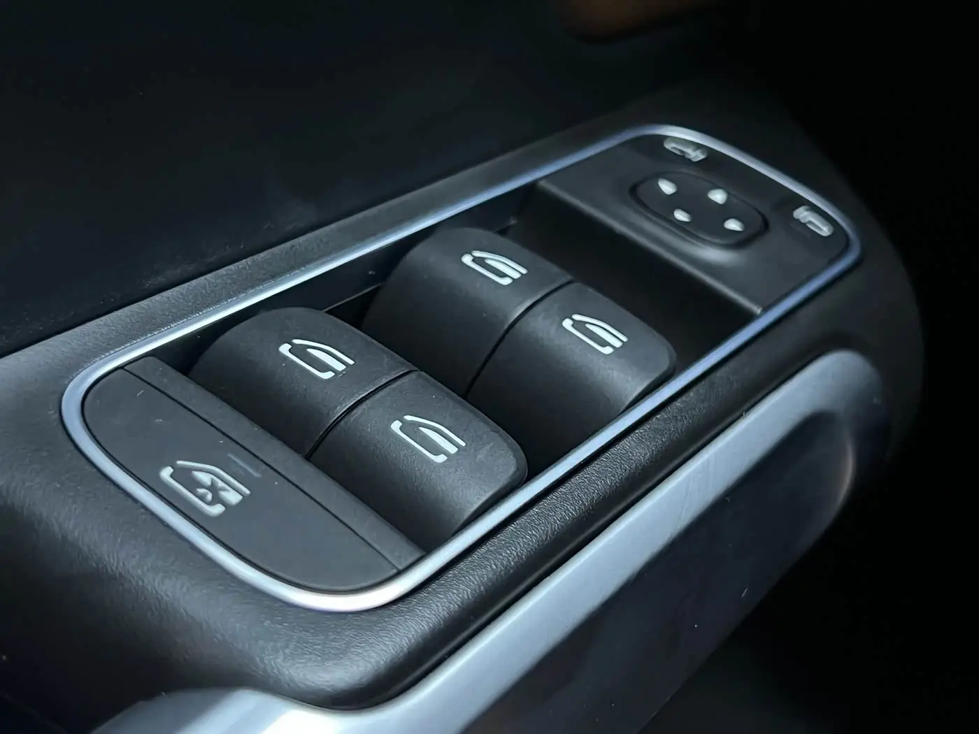 Mercedes-Benz GLB 2024 — Фото 14/20