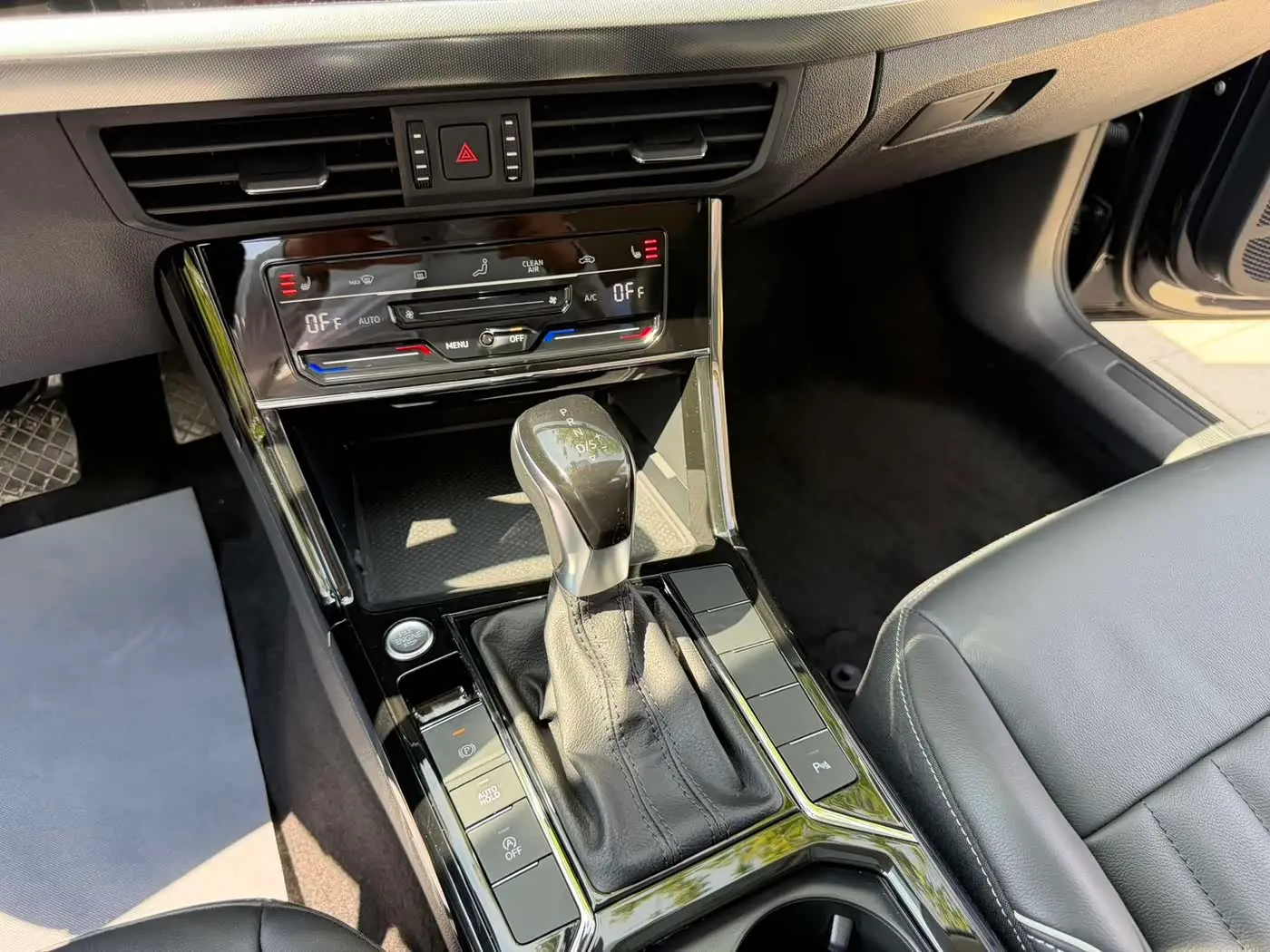 Volkswagen Passat 2023 — Photo 16/20