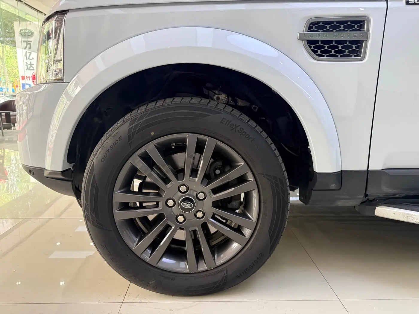 Land Rover Discovery 2016 — Фото 19/20