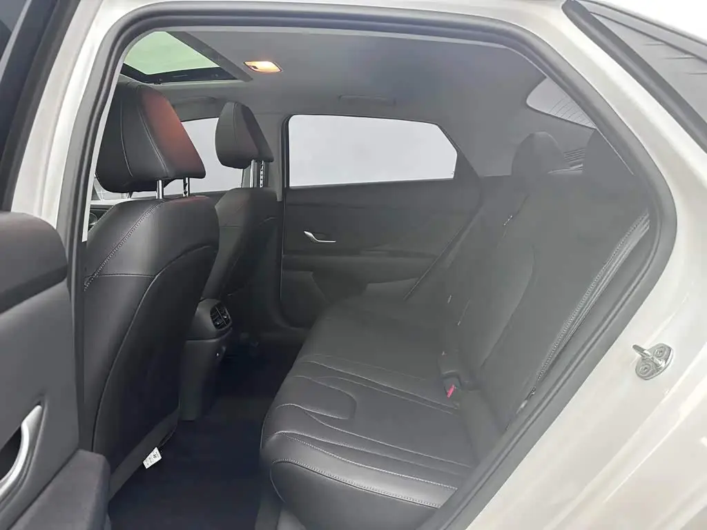 Hyundai Elantra 2023 — Photo 15/18