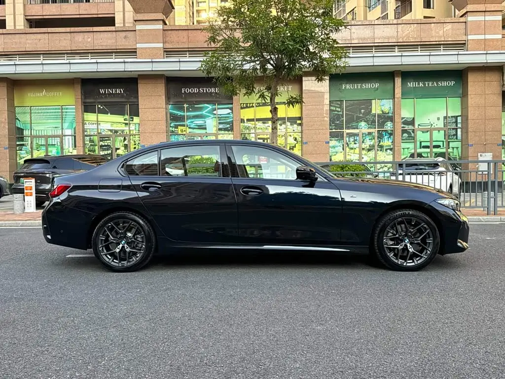 BMW 3 Series 2025 — Photo 8/20