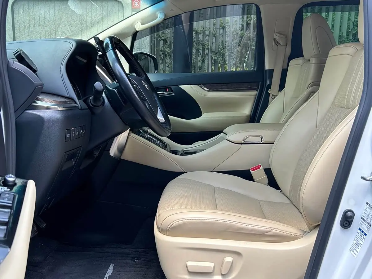 Toyota Alphard 2022 — Photo 16/16