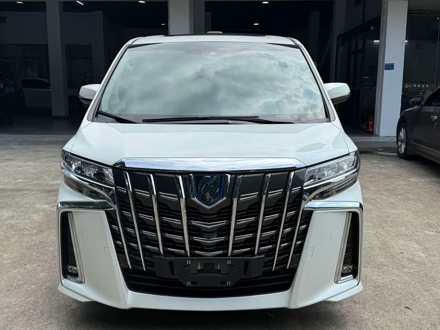 Toyota Alphard 2022 — Photo 2/18