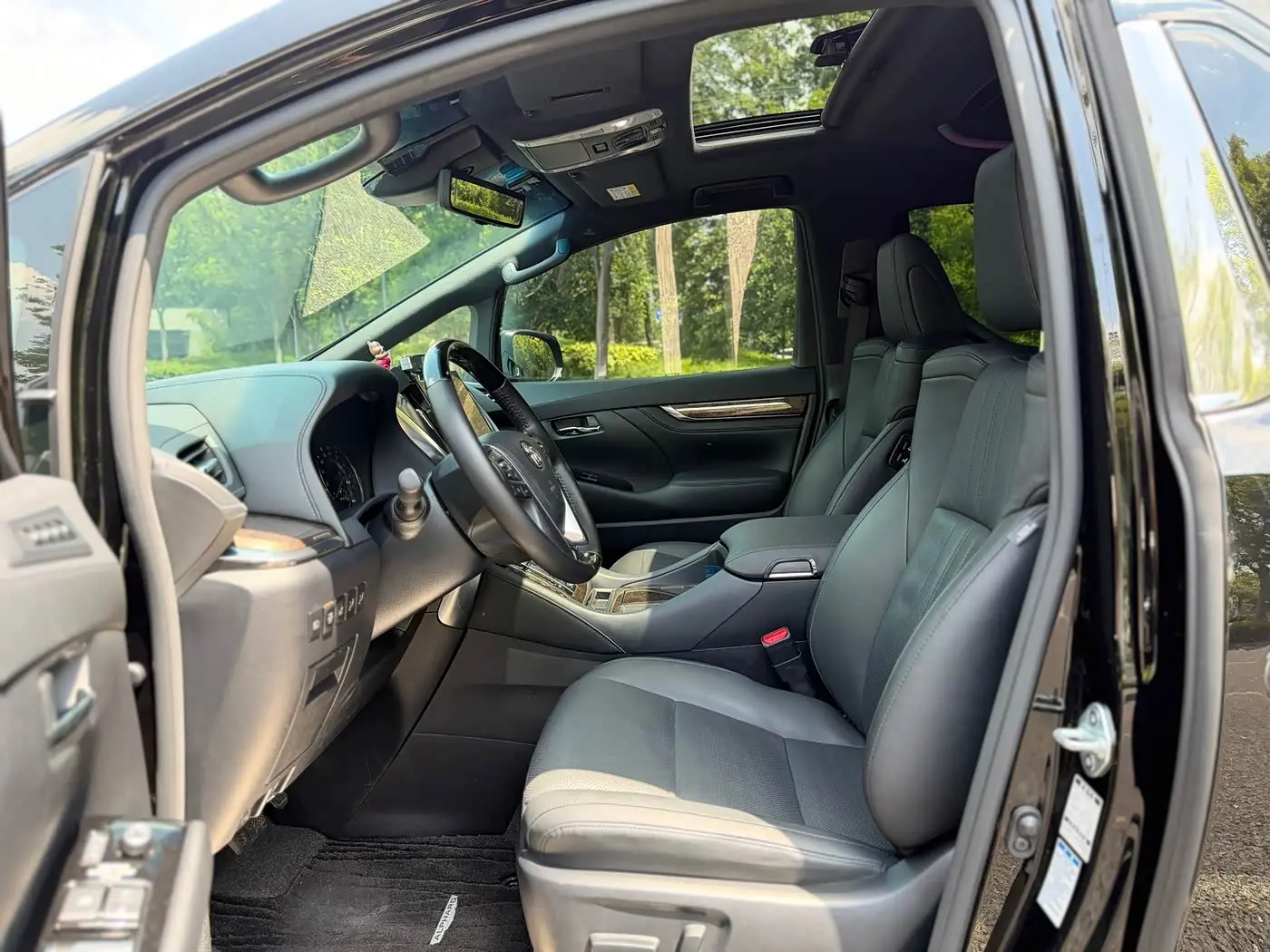 Toyota Alphard 2021 — Photo 8/20