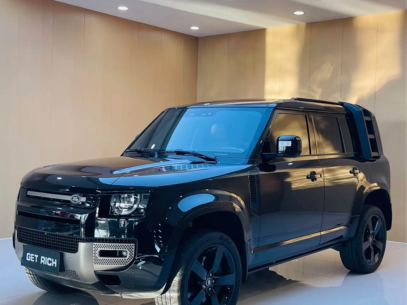 Land Rover Defender 2025 — Фото 1/18