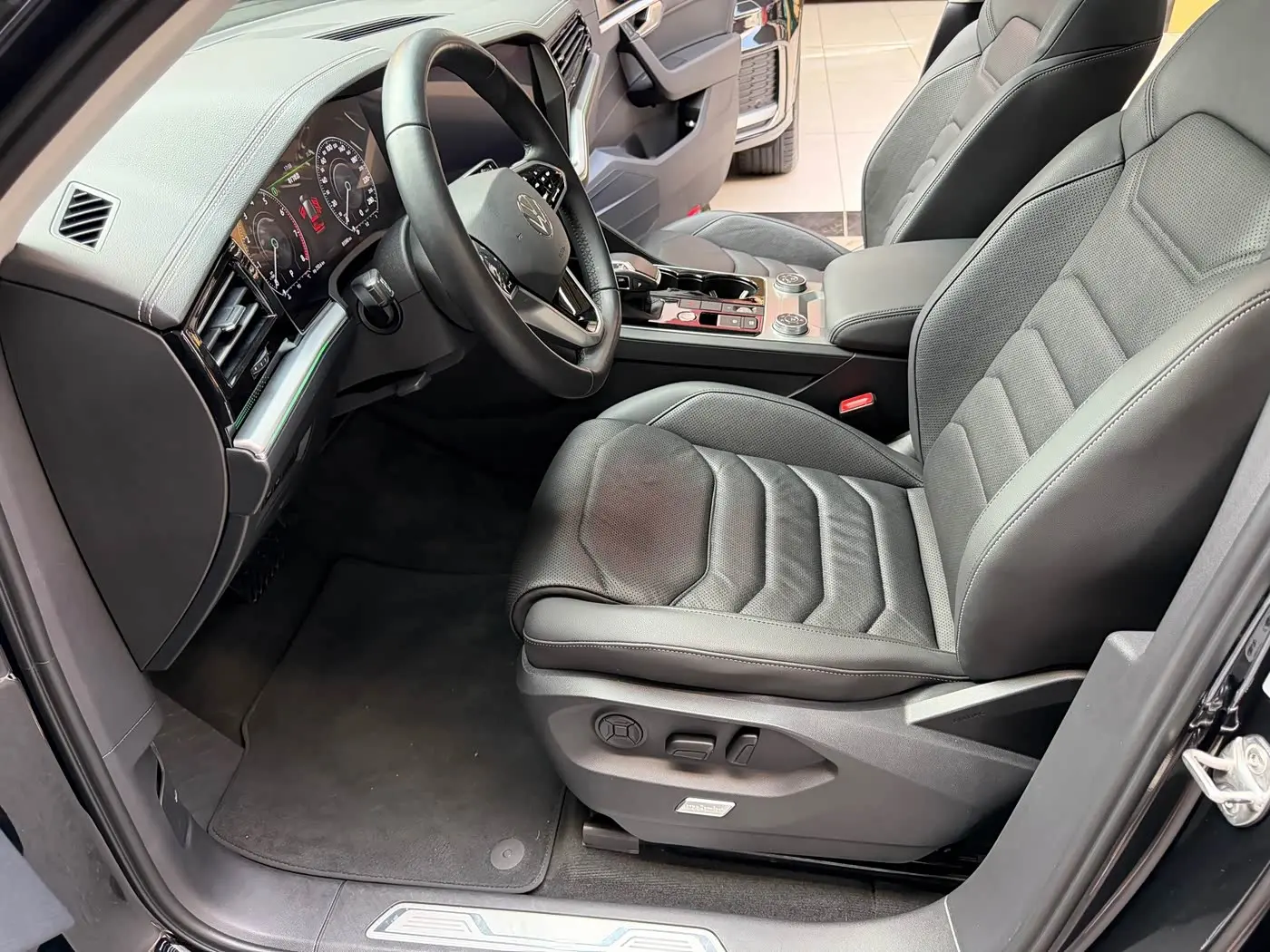 Volkswagen Touareg 2021 — Photo 9/20