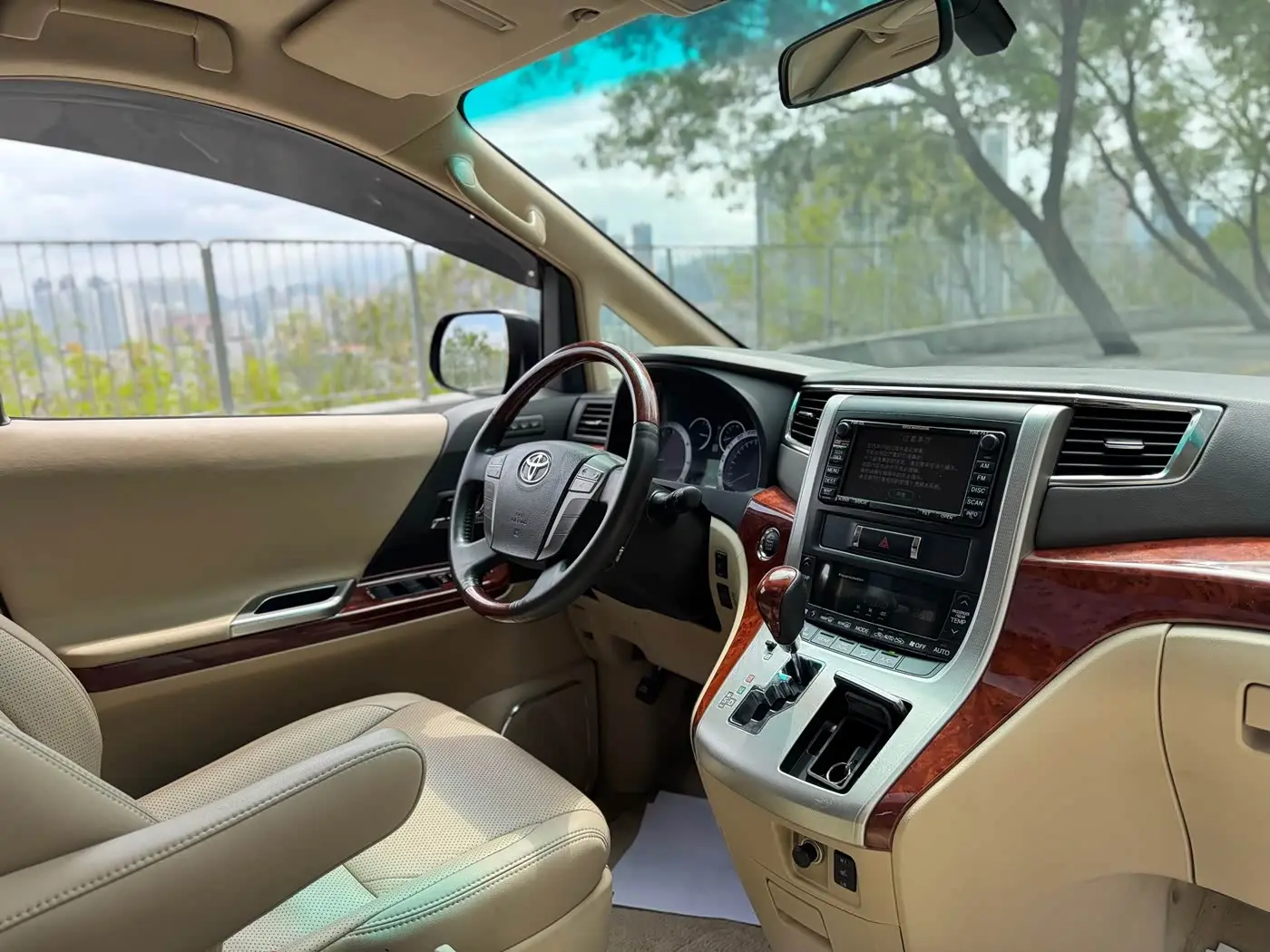 Toyota Alphard 2011 — Photo 19/20