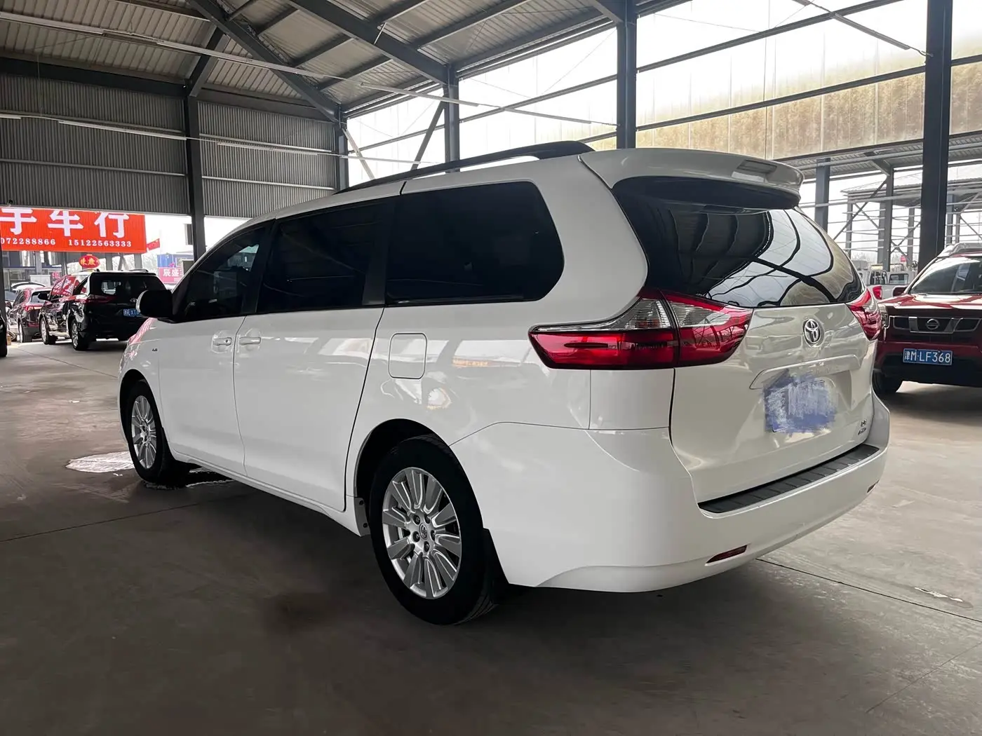 Toyota Sienna 2017 — ფოტო 4/19