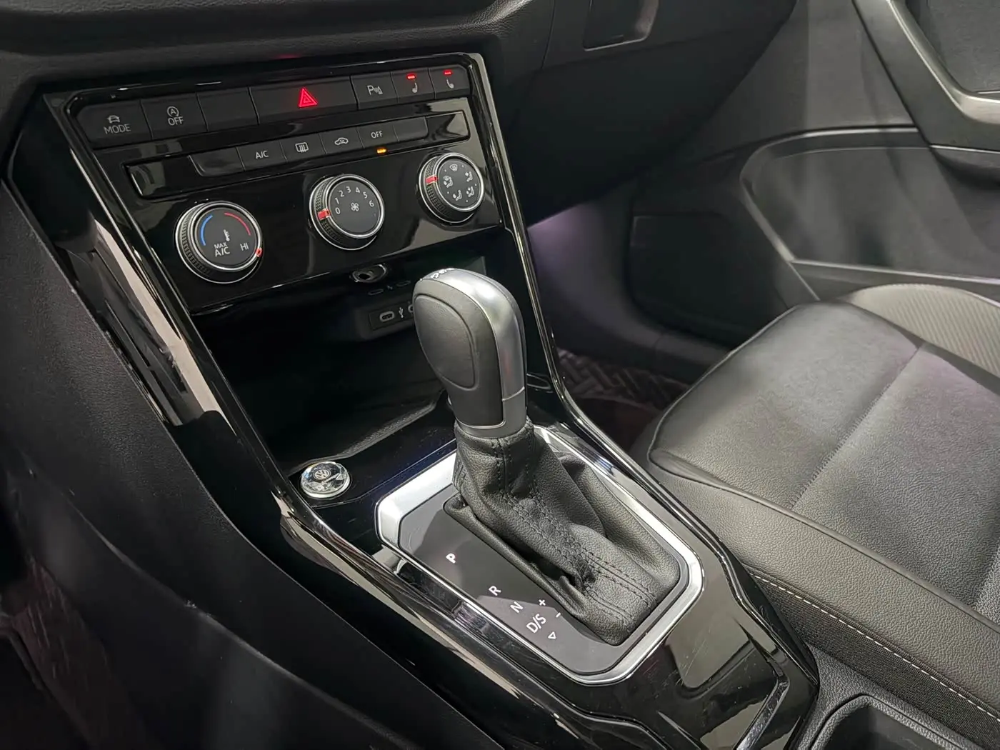 Volkswagen T-ROC 2023 — Şəkil 10/18