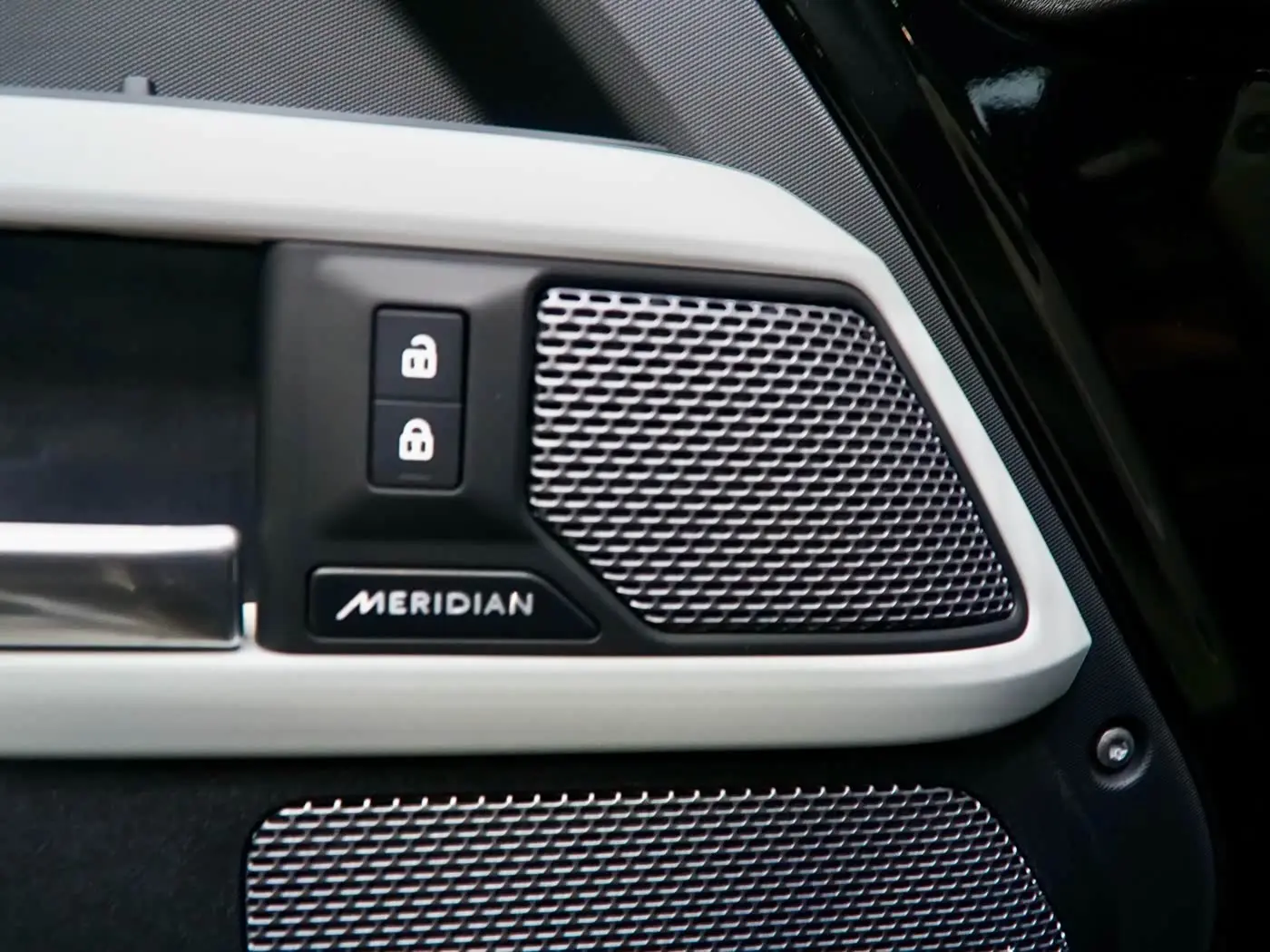 Land Rover Defender 2024 — Photo 18/20