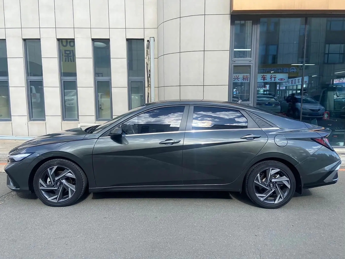 Hyundai Elantra 2023 — Фото 18/20