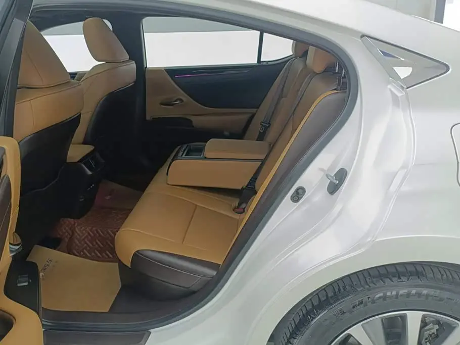 Lexus ES 2020 — Photo 11/16