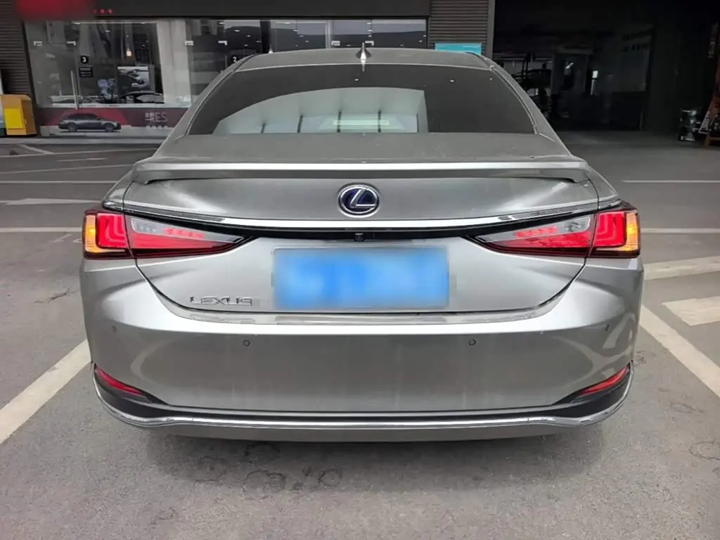 Lexus ES 2021 — Photo 6/20