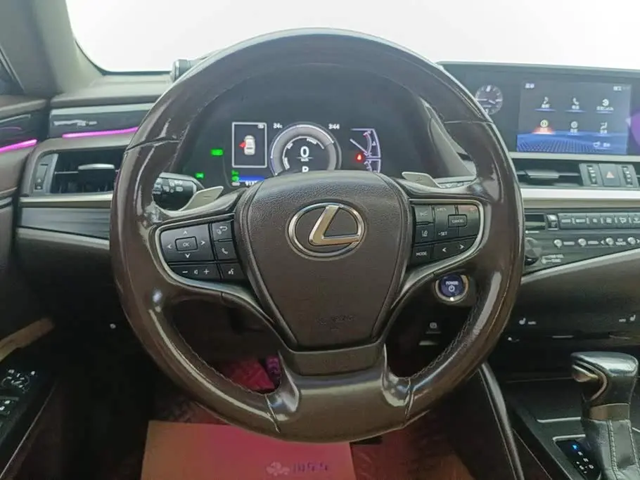 Lexus ES 2020 — Photo 15/16