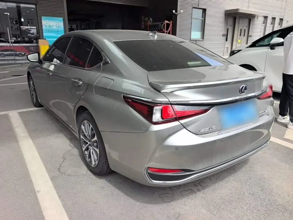 Lexus ES 2021 — Photo 5/20