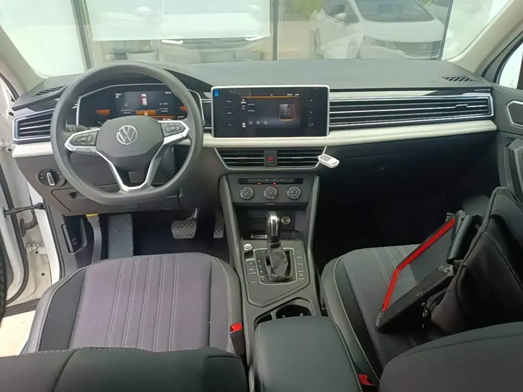 Volkswagen Tiguan L 2022 — Photo 10/20