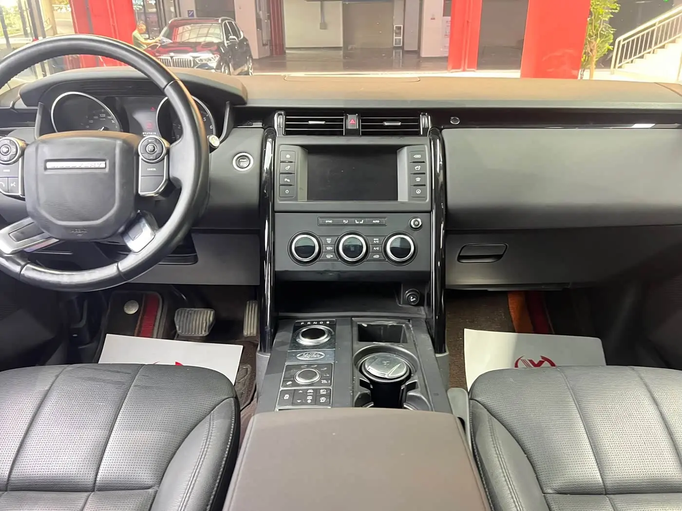 Land Rover Discovery 2018 — Фото 11/17