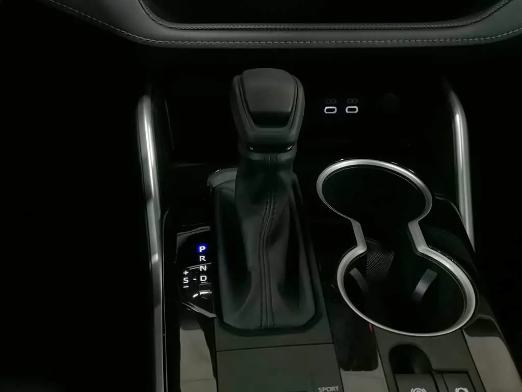 Toyota Highlander 2023 — Şəkil 13/20