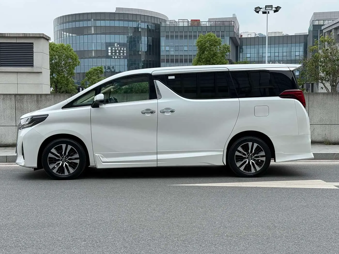 Toyota Alphard 2019 — Şəkil 4/16