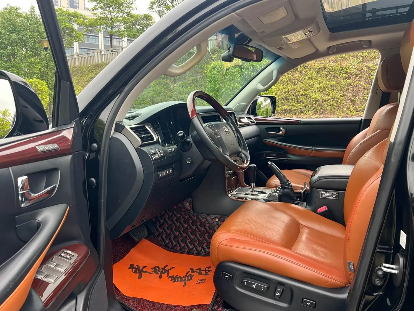 Lexus LX 2013 — Photo 8/20