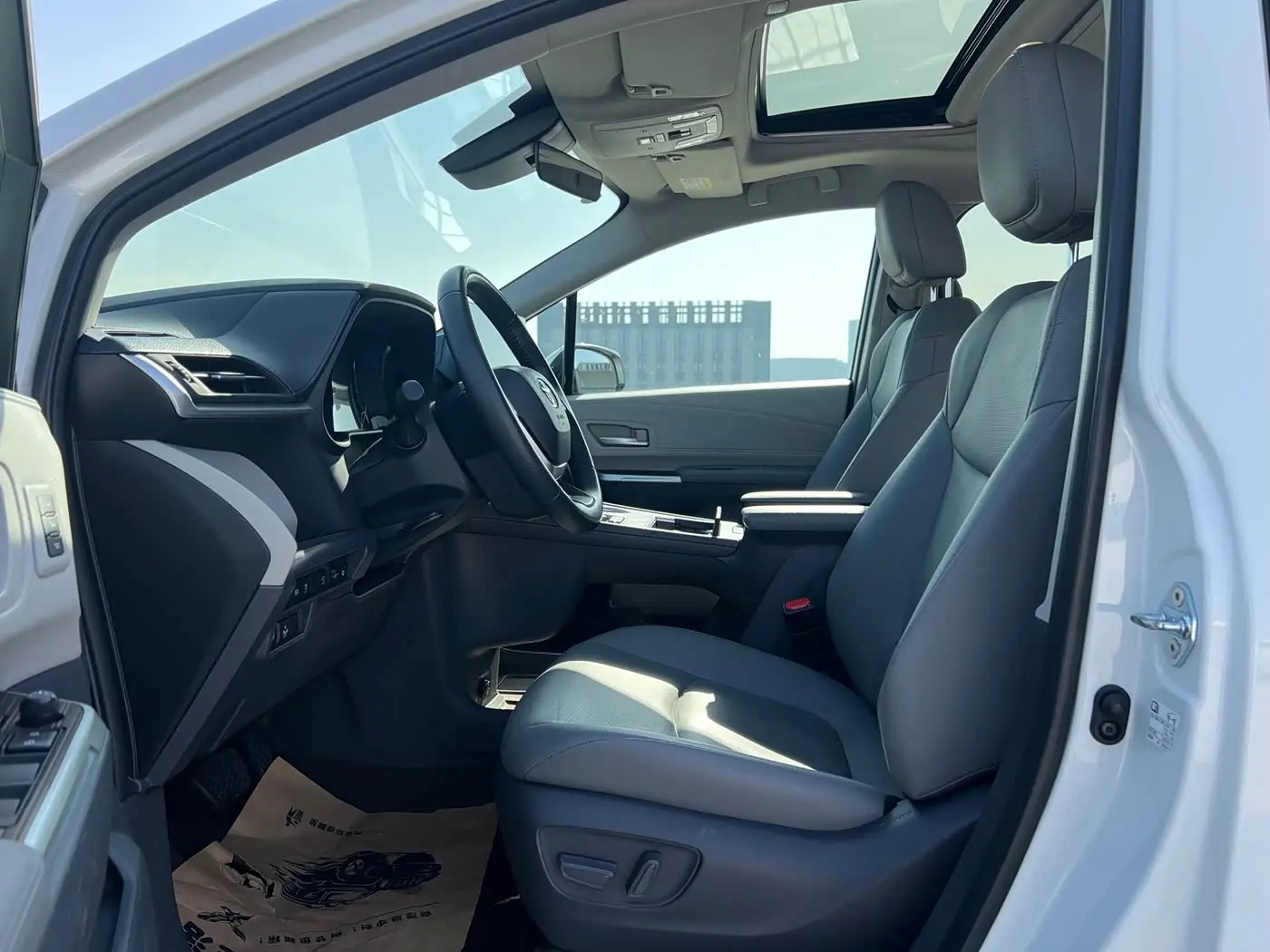 Toyota Granvia 2024 — Photo 19/20