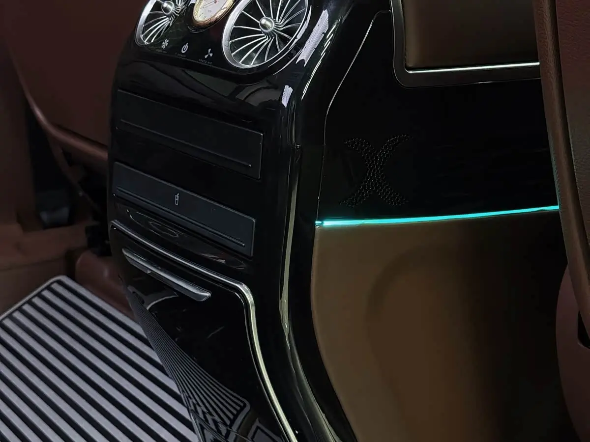 Mercedes-Benz Vito 2023 — Photo 8/16