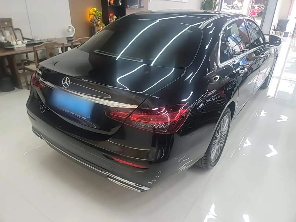 Mercedes-Benz E-Class 2023 — Photo 7/20