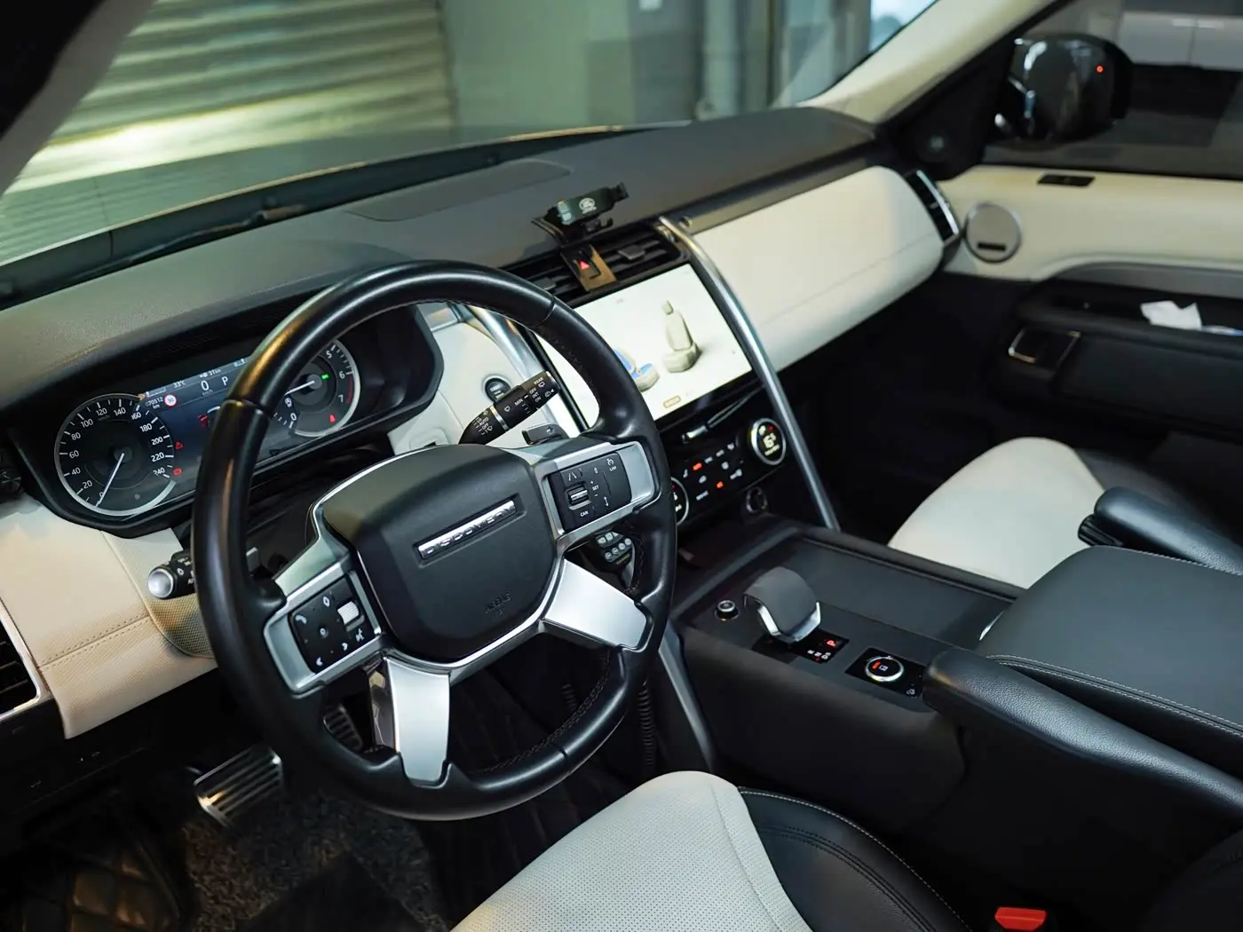 Land Rover Discovery 2022 — ფოტო 9/13