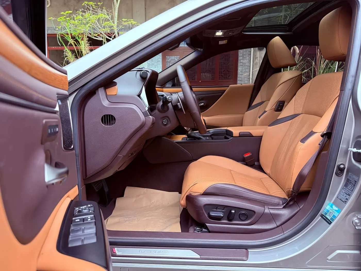 Lexus ES 2020 — Photo 7/20