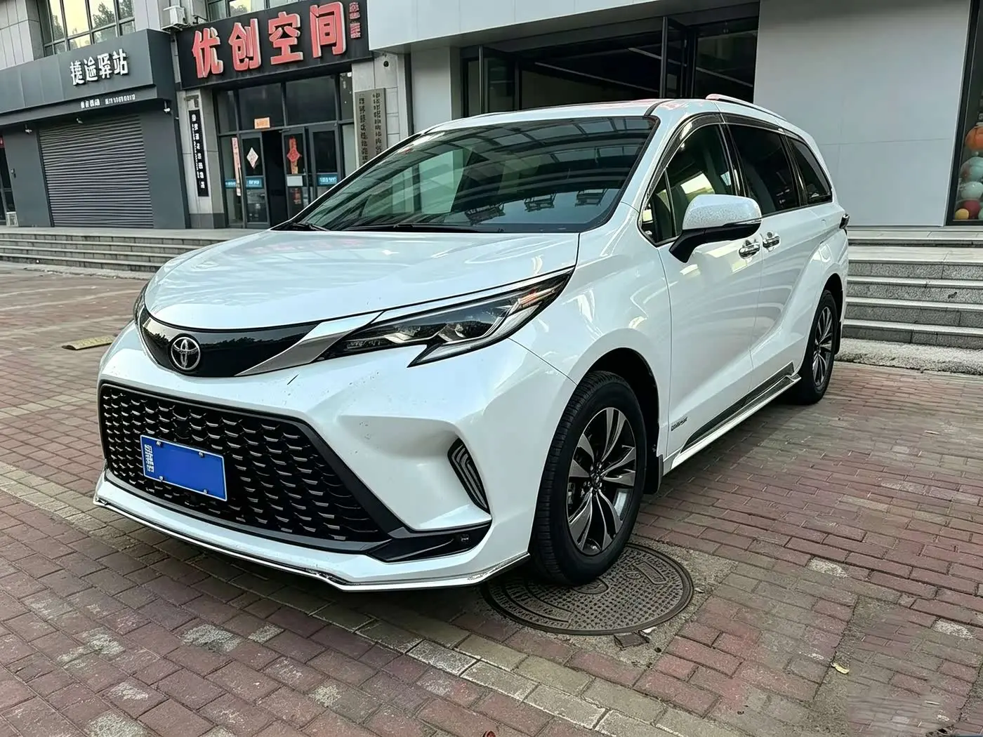 Toyota Granvia 2024 — Photo 1/9