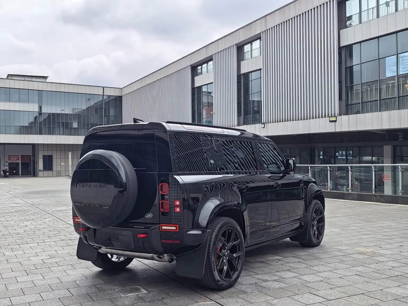 Land Rover Defender 2023 — Фото 5/20