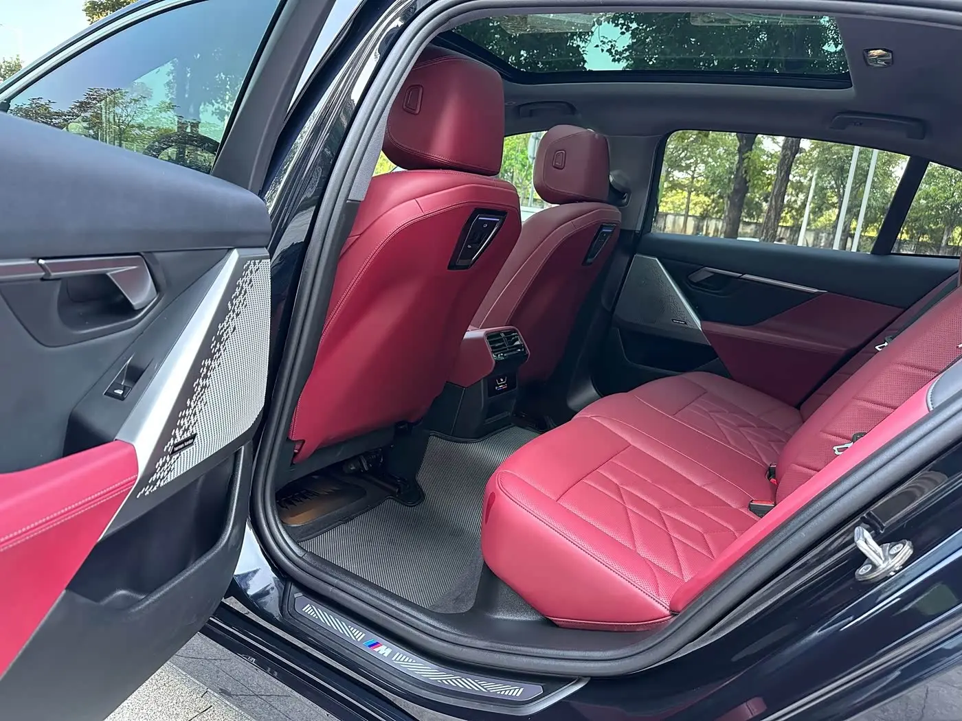 BMW 5 Series 2024 — Photo 8/19