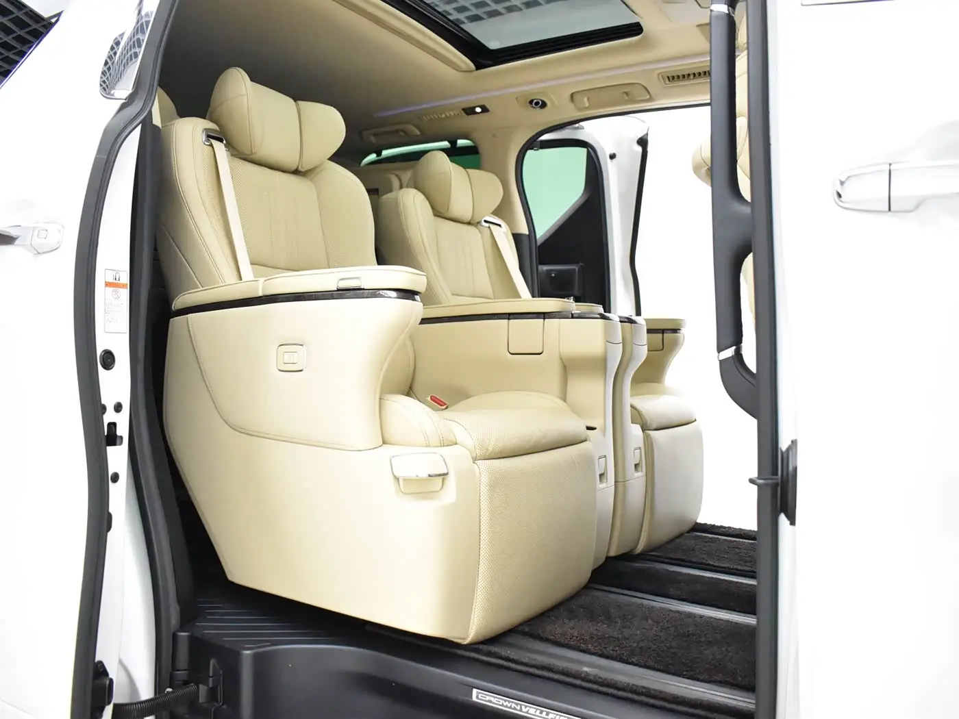 Toyota Vellfire 2021 — Photo 19/20