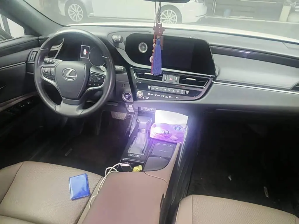 Lexus ES 2022 — Photo 12/13