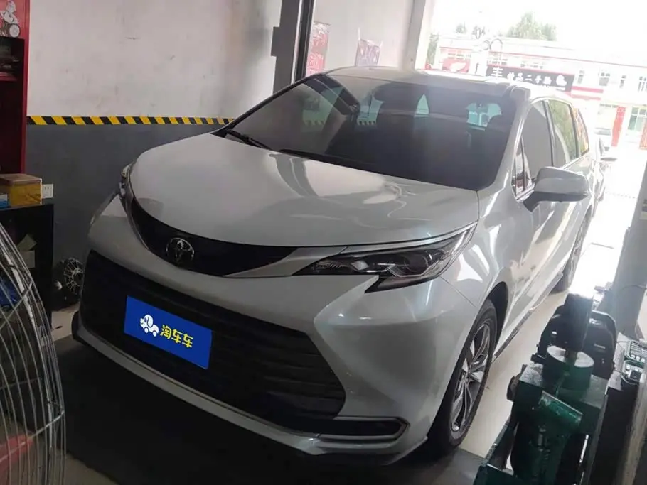Toyota Sienna 2026 — Photo 1/16