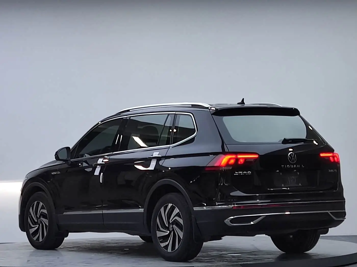 Volkswagen Tiguan L 2022 — Фото 18/19